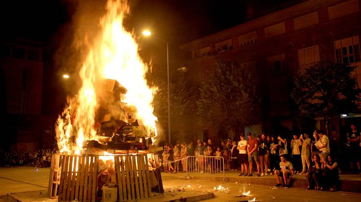Akelarre baten bueltan ospatu zuten San Joan gaua Mendaron