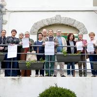 Debako Eguneko Zentroa egunero irekitzeko eskatzeko sinadura bilketa