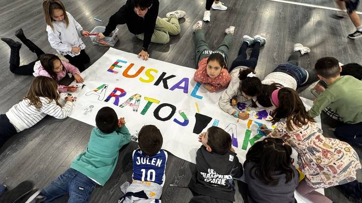 Euskal Aratoste giroan mugildu ziren umeak eta gazteak atzoko tailerretan