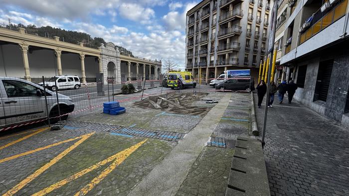 Hastear dira Debako Gudarien Plaza oinezkoentzako gune bihurtzeko lanak