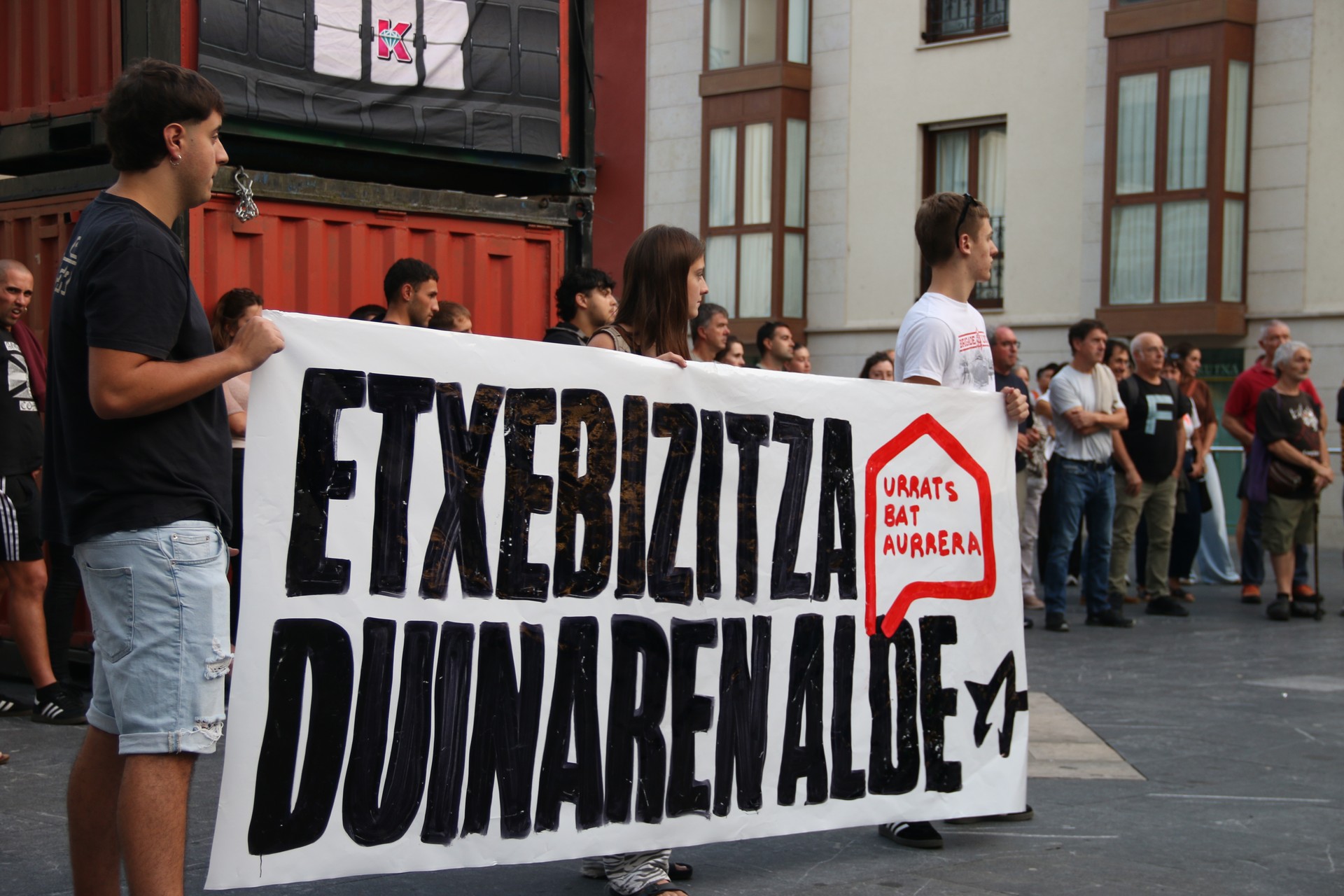 Etxebizitza duinaren aldeko aldarria egin dute Ermuan