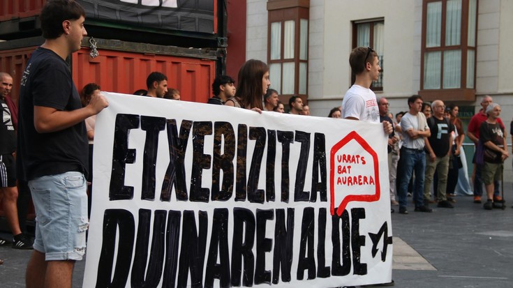 Etxebizitza duinaren aldeko aldarria egin dute Ermuan