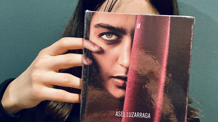 Liburuak eta Ermua Antzokirako sarrerak opari liburutegiaren 'Bookface' lehiaketan