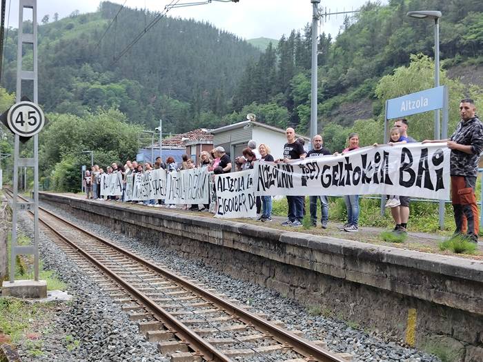 Altzolako bizilagunek Arartekoaren bulegoan defendatu dute tren geltokia