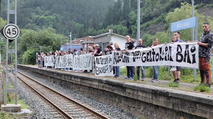 Altzolako bizilagunek Arartekoaren bulegoan defendatu dute tren geltokia