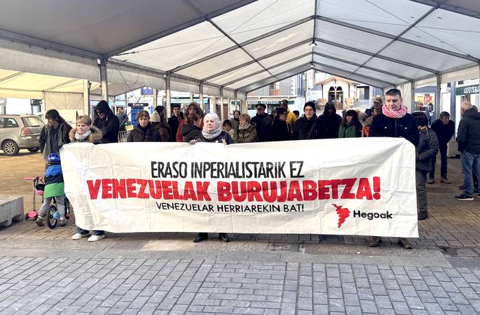 Venezuelak jasandako erasoak salatzeko elkarretaratzea egin dute Deban