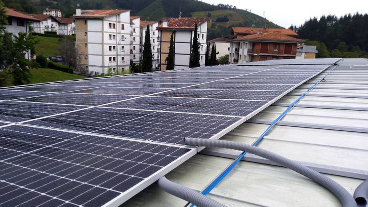 Mendaroko eskolako teilatuan jarritako plaka fotovoltaikoek 3.400 euro aurrezteko bidea eman dute