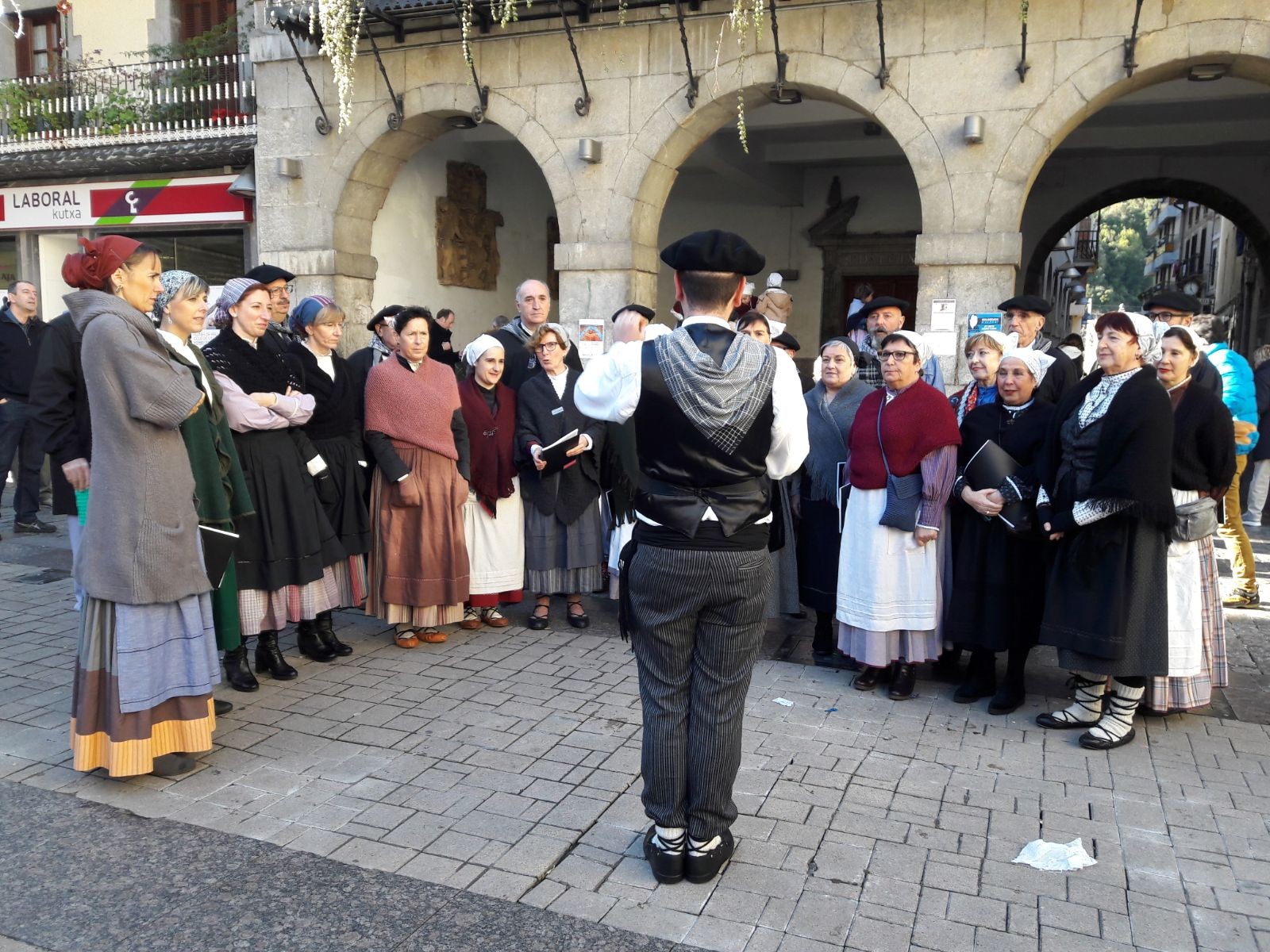 Santa eskean irtengo dira gaur, bai Deban, bai Itziarren