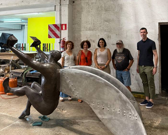 Icaroren eskultura zaharberritu du Ismael Garcia arte maisuak