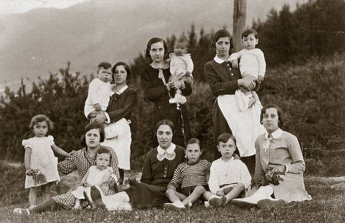 San Roke bailarako neskameak eta umeak