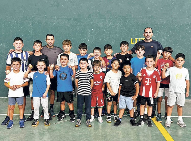 Soraluze Pilota Elkartea buru-belarri dabil entrenamenduetan eta laster hasiko dira txapelketetan