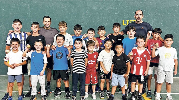 Soraluze Pilota Elkartea buru-belarri dabil entrenamenduetan eta laster hasiko dira txapelketetan