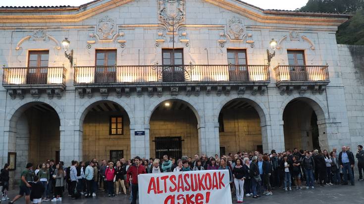 Altsasuko gazteekin elkartasunez elkarretaratzea egin dute Kalegoen plazan