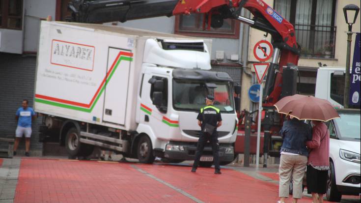 Zapatu gauean poliziak eta anbulantzia etorri ziren