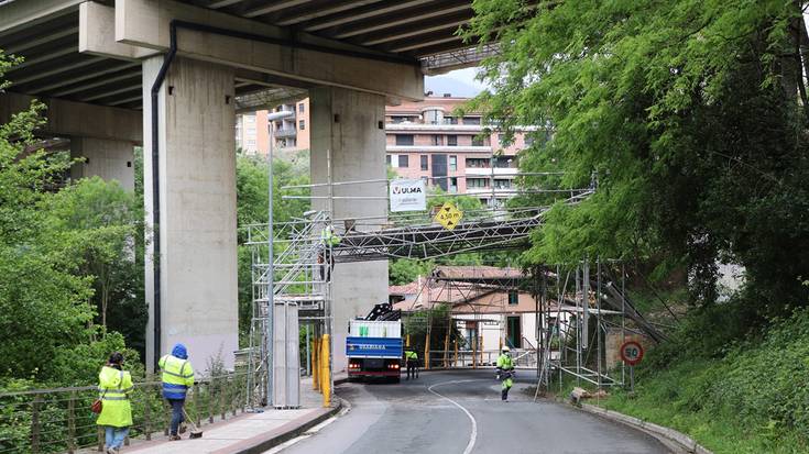 Ermuaranbide kalea itxita egon da autoentzat zein oinezkoentzat, autopista azpiko obretan aldamio zati bat jausi delako