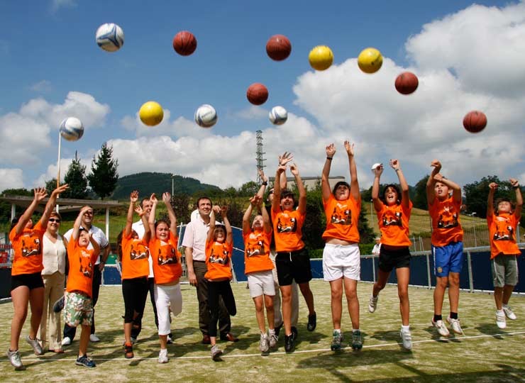 Mintxetako tenis pista eta jolas pista balioanitza erabiltzeko moduan dira