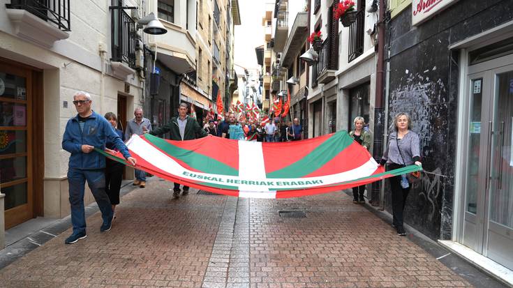 Dozenaka herritar bildu dira Debako Plaza Zaharrean, ‘Herri Libre Bat’ izateko eskubidea aldarrikatzeko