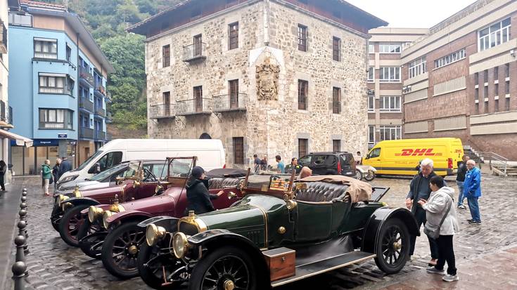 Ikusmin handia sortu dute Kalebarren plazara ailegatu diren ibilgailu historikoek