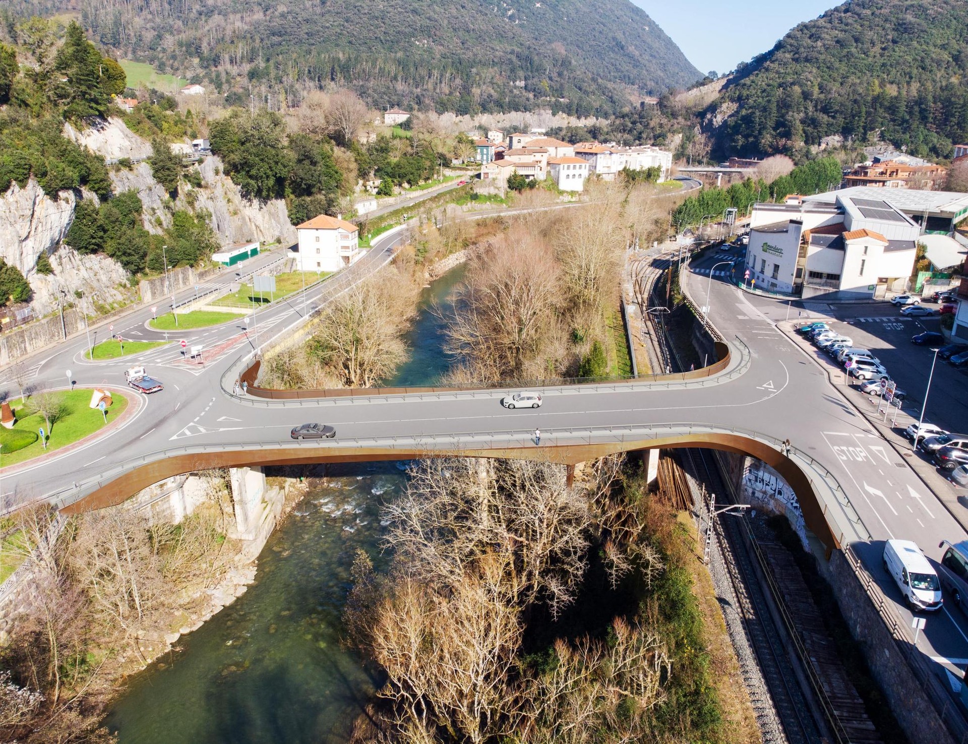 Semaforo bidez arautuko dute trafikoa Mendaroko zubian eta espaloiak itxi egingo dituzte oinezkoentzat aldi baterako