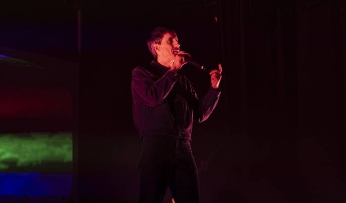 'Zerbait sartu zait begian' eta 'Kay robot' ikuskizunak, asteburuan, Ispiluen gelan