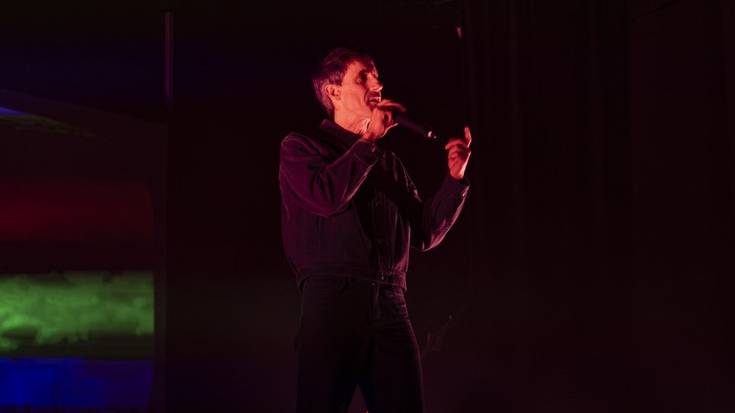 'Zerbait sartu zait begian' eta 'Kay robot' ikuskizunak, asteburuan, Ispiluen gelan