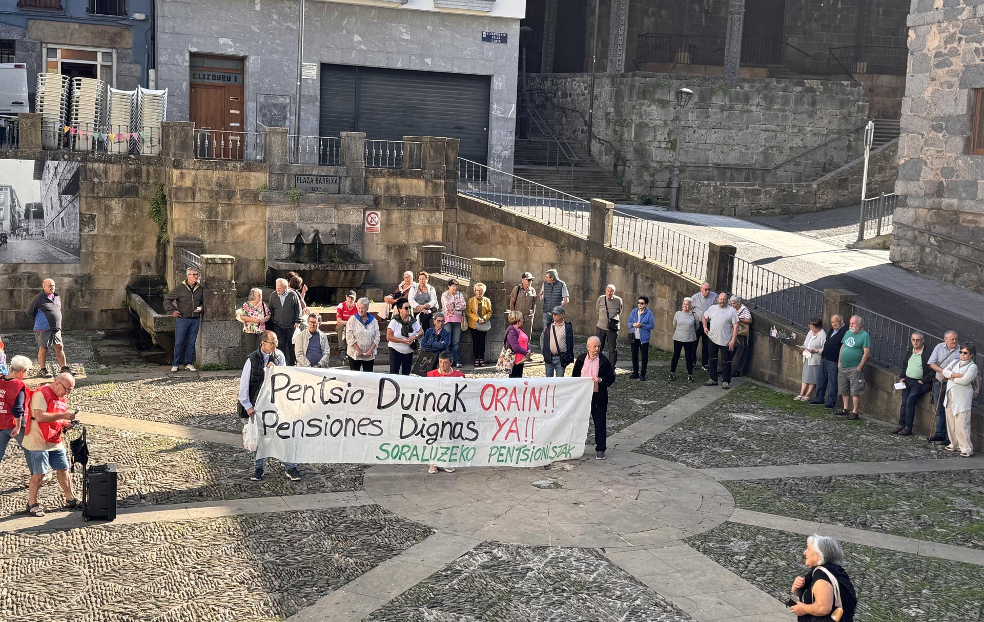 Etxebizitza negozioarekin bukatzeko aldarriarekin bat egin zuten atzoko elkarretaratzean