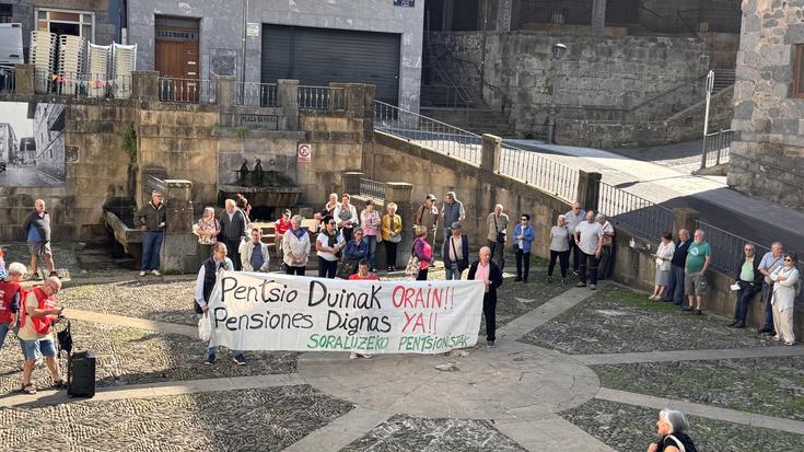 Etxebizitza negozioarekin bukatzeko aldarriarekin bat egin zuten atzoko elkarretaratzean