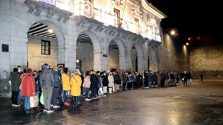 Sallobenten hiru emakumeri egindako erasoa gaitzesteko dozenaka herritar batu dira plazan