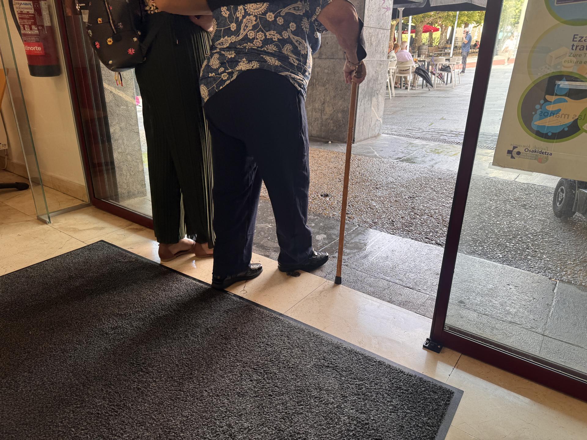Erabiltzaileak berriro ere kexaka anbulatorio sarrerako putzua dela-eta