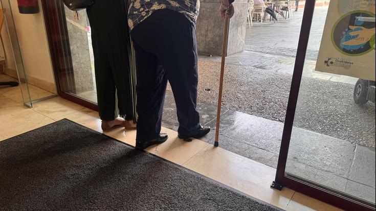 Erabiltzaileak berriro ere kexaka anbulatorio sarrerako putzua dela-eta