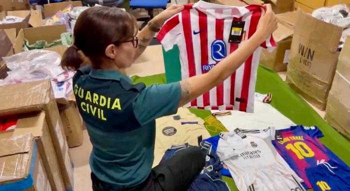 Guardia Zibilak 1.000 futbol kamiseta faltsu atzeman ditu Elgoibarren