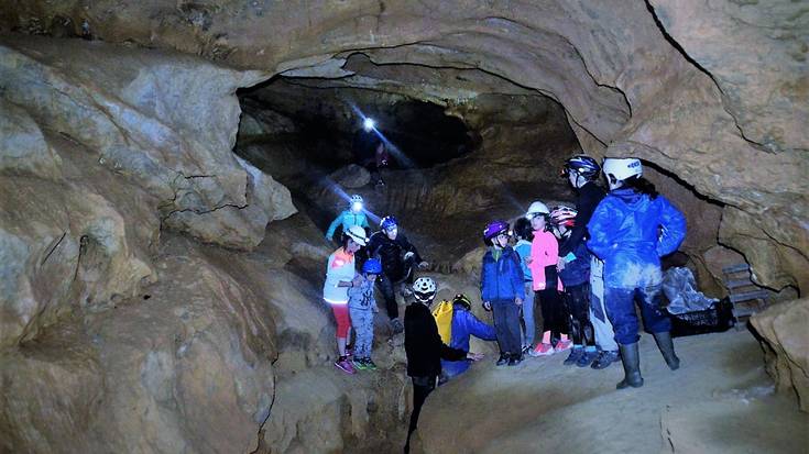 Ermittia Behekoa kobaluzoaren erraiak ezagutu zituzten Morkaikoren espeleologia irteeran