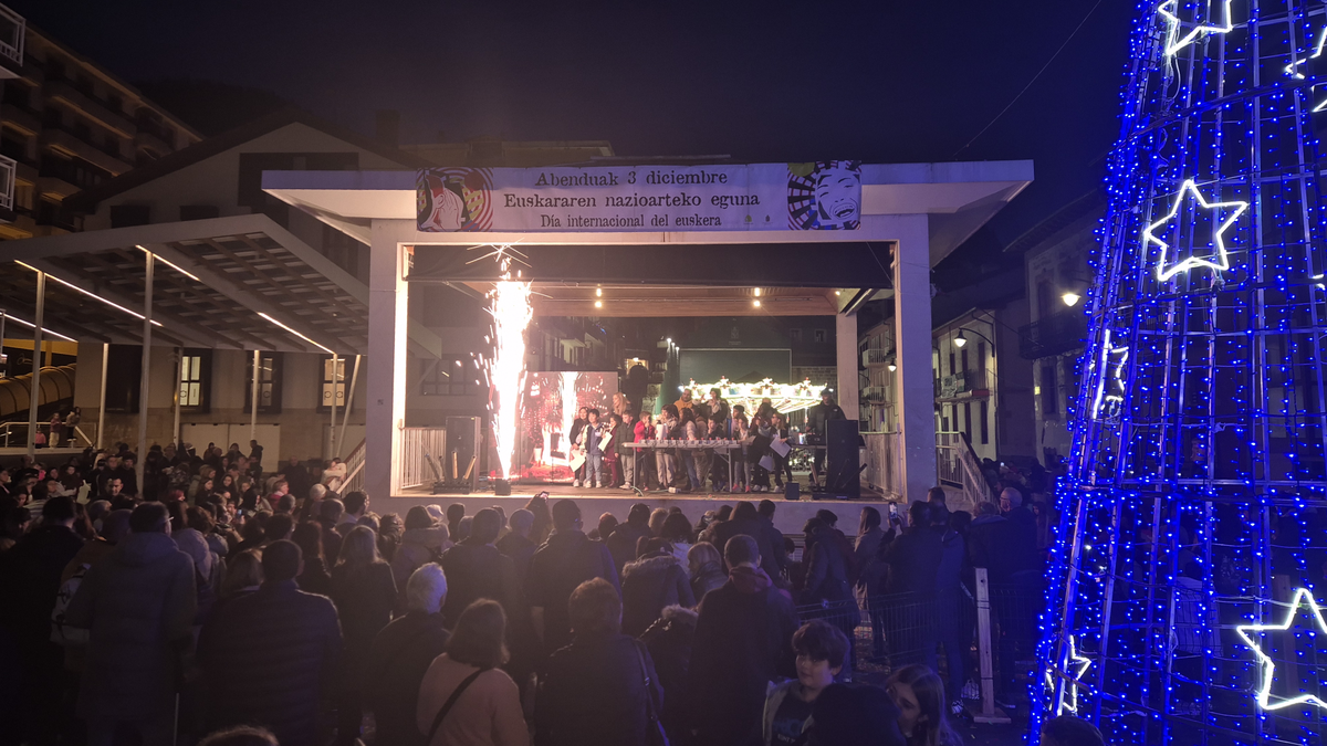 Gabonetako argiek, txokolatadak eta umeentzako jolasek piztuko dute gaurko iluntzea