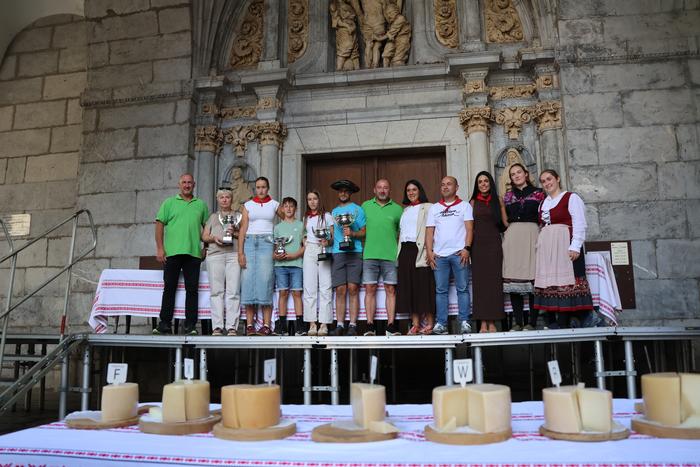 Kortariako gazta eta Izetako sagardoa irabazle Baserritarren eguneko txapelketetan