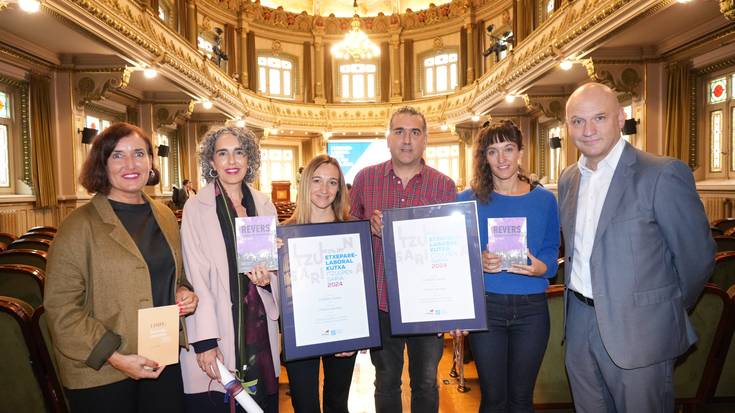 Uxue Alberdik idatziriko 'Kontrako eztarritik' saiakeraren katalanezko bertsioak irabazi du Etxepare-Laboral Kutxa itzulpen saria