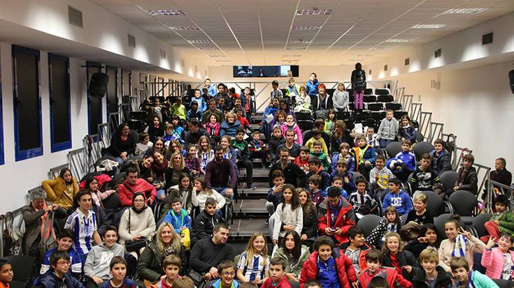 Jendetza batu zen atzo Mikel Gonzalez eta Asier Riesgorekin berbetaldira