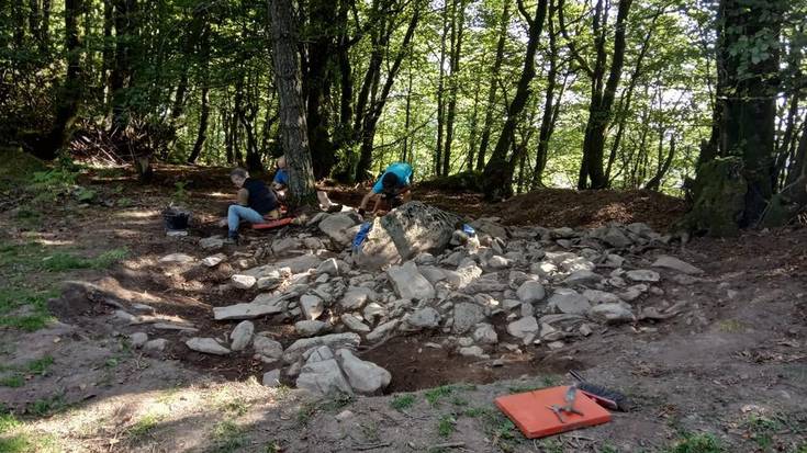 Oparoak izan dira aurtengo indusketak Dolmenen Ibilbidean