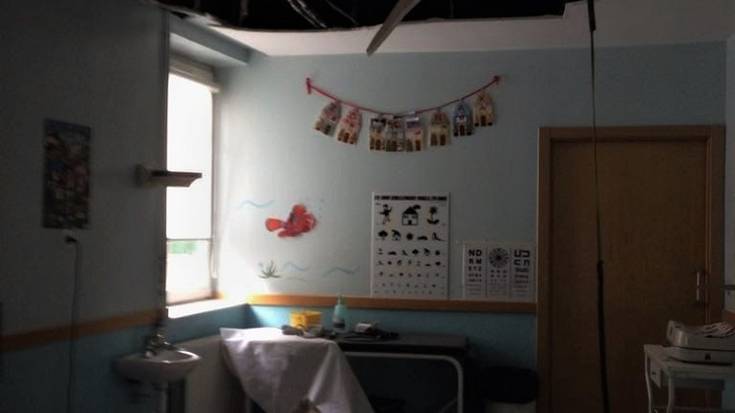 Pediatria saileko erizainaren kontsultategiko sabaia behera etorri da Elgoibarko anbulatorioan
