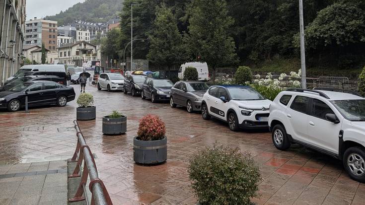 Gaurtik aurrera debekatuta egongo da Errotabarriko gunean aparkatzea