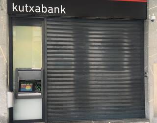 Santanetan Kutxak Mendaro zerbitzurik gabe laga duela salatu dute bezero askok
