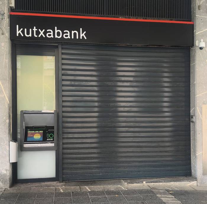 Santanetan Kutxak Mendaro zerbitzurik gabe laga duela salatu dute bezero askok