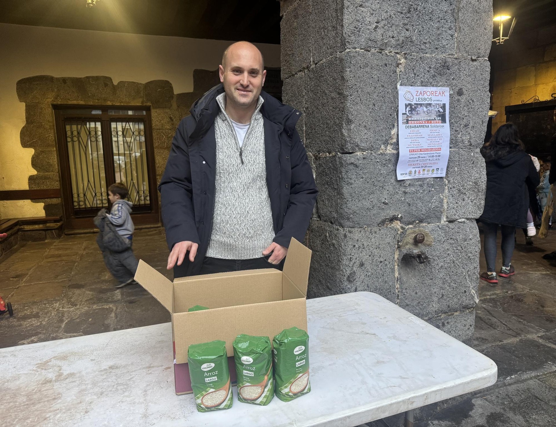 Atzo hasi ziren Lesboseko kanpalekuetarako arroz luzea batzen