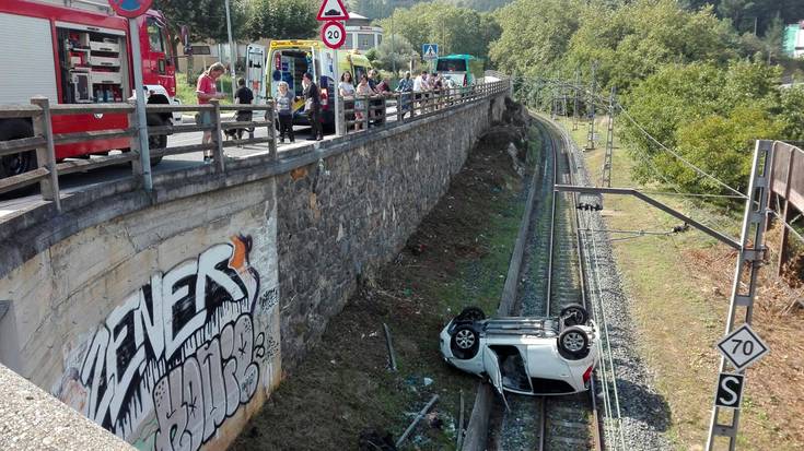 Auto bat trenbidera jausi da Mendaron eta gidaria zaurituta eraman dute