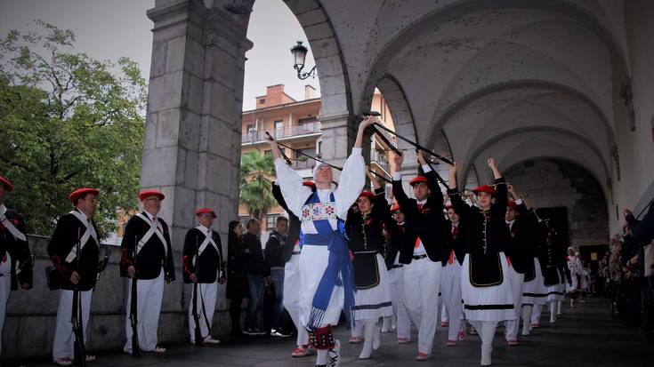 Ezpata dantza elizako arkupeetan egin dute euriagatik