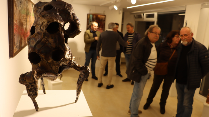 Corne Nuham eskulturgilearen lanak ikusgai Oreka Art galerian, abenduaren 2ra arte; txoriaren eskultura ere ikus daiteke SAPAren kanpoaldean