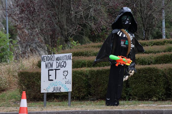 'Star Wars' sagako pertsonaietako bat Mendaroko errotondan lurreratu da, E.T.ren bila