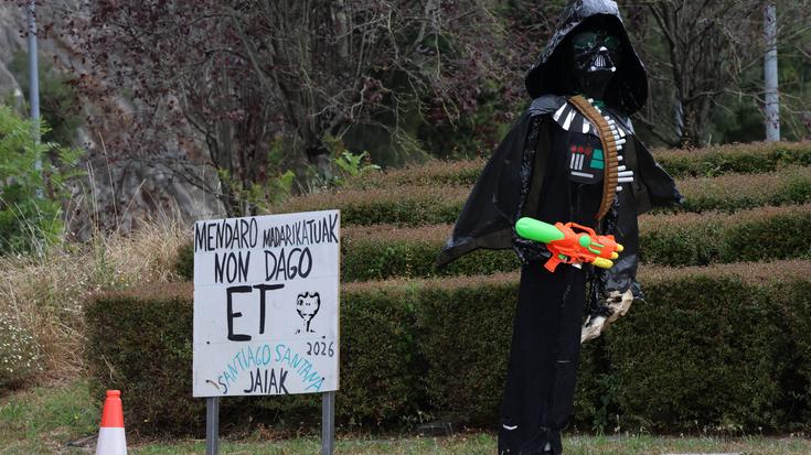 'Star Wars' sagako pertsonaietako bat Mendaroko errotondan lurreratu da, E.T.ren bila