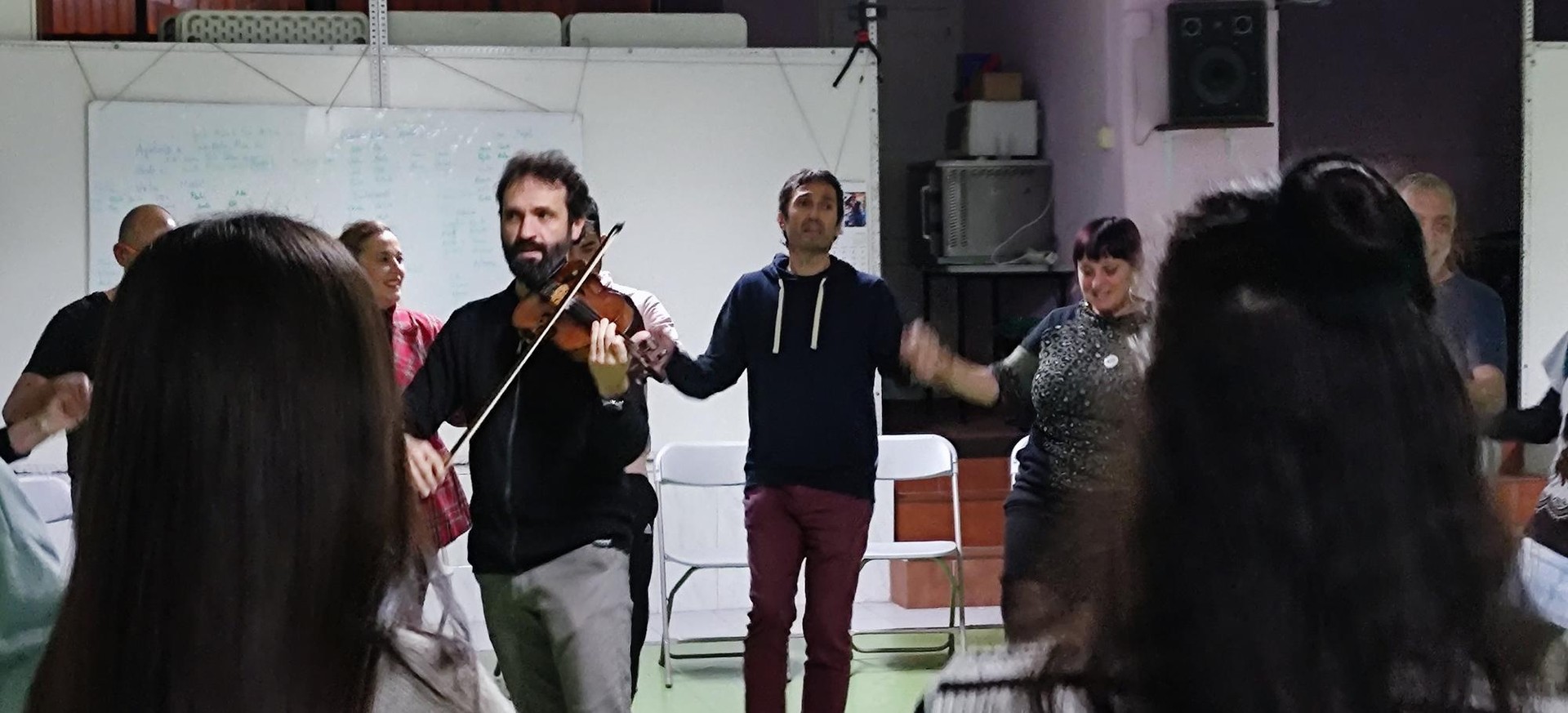 Gaur arratsaldeko hitzaldi-dantzatua Kiroldegian egingo da
