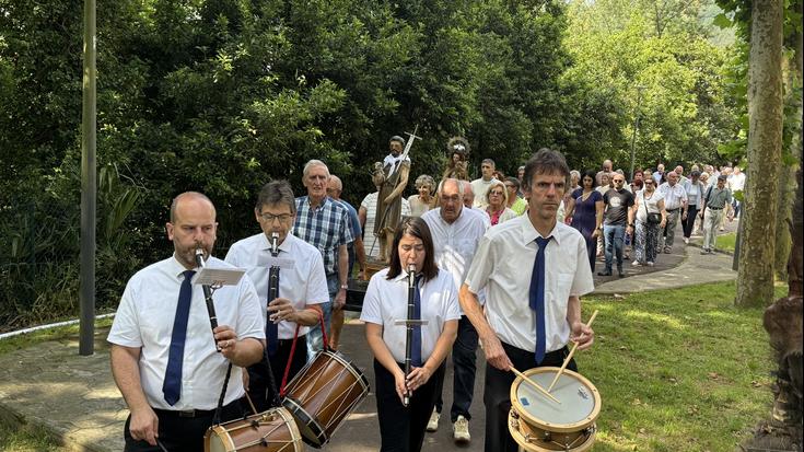 Gipuzkoako gotzainak gidatu duen prozesioarekin ospatu dute San Joan Eguna Altzolan