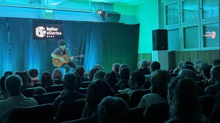Kultur Elkartea goraino bete zen Jurgi Ekizaren kontzertuan